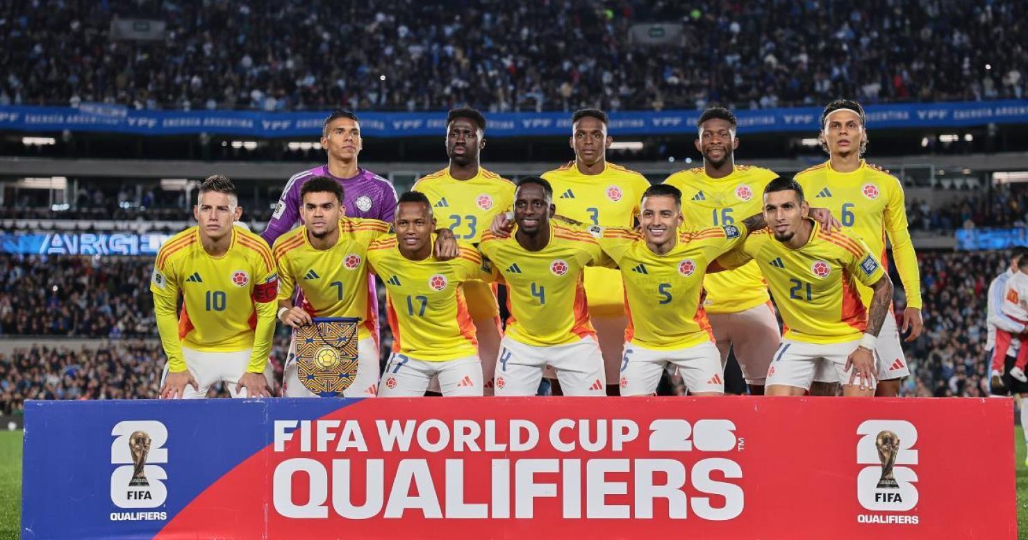 Hinchas de la Selección Colombia celebrando en el Mundial 2026 durante el partido Colombia vs Uzbekistán en México, con paquete turístico incluido sin visa.